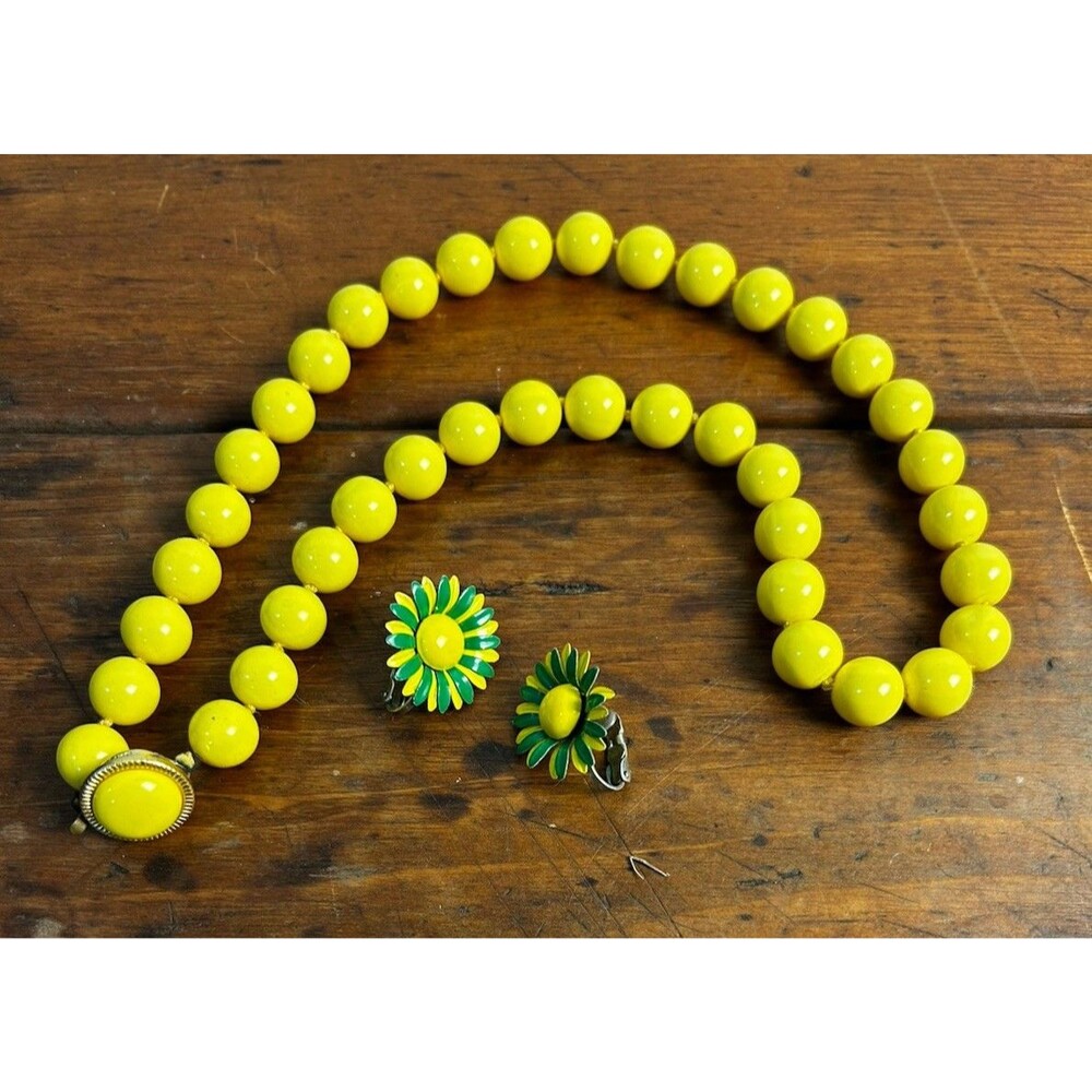 Vintage Chunky Yellow Beaded Necklace & Daisy Flower Clip-on Earrings